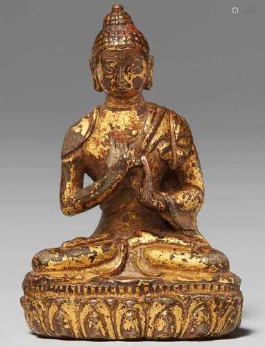 Miniaturfigur des Buddha Vairocana. Feuervergoldete Bronze. Tibet. 17./18. Jh.Der predigende