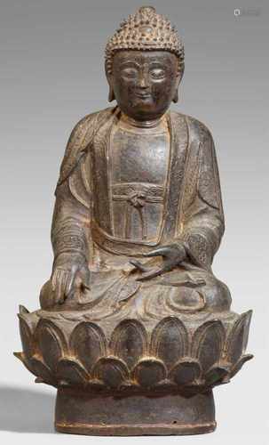 Buddha Shakyamuni. Bronze. Ming-ZeitIm Meditationssitz auf einem großen Lotos. Die rechte Hand in