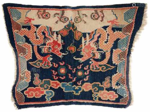 Teppich (mashu). Wolle, geknüpft. Tibet. Frühes 20. Jh.Im Mittelfeld des blaugrundigen, als