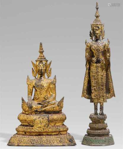 Zwei Figuren des Buddha im Fürstenschmuck. Bronze, über Schwarzlack vergoldet. Thailand,