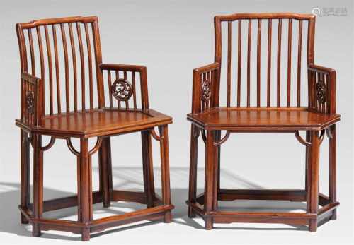 Paar sechseckige Stühle. Jichimu-Holz. 19. Jh.Auf runden Beinen, die den Sitzrahmen durchstoßen