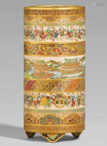 Zylindrische Satsuma-Vase. Osaka. Um 1900Bodenmarke in Gold: Meizan seiAuf drei passigen Füßchen. In