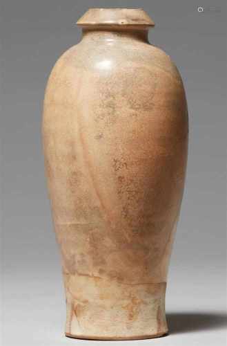 Vase mit cremefarbener Glasur. Song-Zeit (907-1279)Von schlanker Balusterform. Hellbrauner