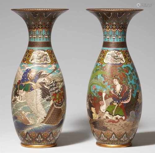 Paar große Vasen. Email cloisonné. Spätes 19. Jh.Auf der einen Vase Unsterbliche auf Wellen: Kinko