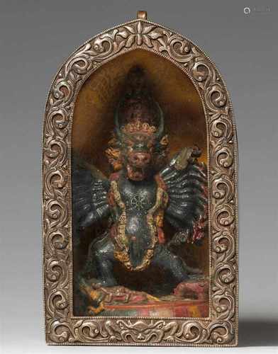 Reiseschrein (ga'u). Silber und Messing, mit Holzfigur des Vajrabhairava. TibetDie blattförmige