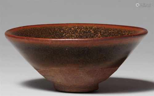Kleine Jianyao-TeeschaleKonische Schale. Brauner Steinzeugscherben, bedeckt mit einer rostbraunen