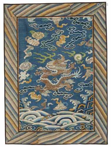 Fünf unterschiedlich große kesi-Fragmente. Qing-Zeita) Drache auf blauem Grund aus einer Drachen-