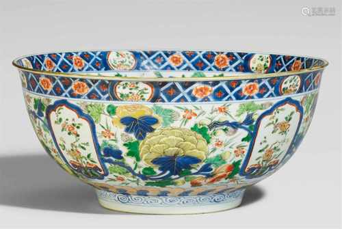 Große Chinesische Imari-Schüssel. Kangxi-Periode (1662-1722), spätes 17. Jh.Mit leicht ausladender