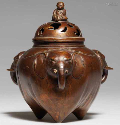 Räuchergefäß. Bronze. Qing-ZeitKugelige Form auf drei Füßchen mit drei Elefantenkopf-Henkel, auf dem