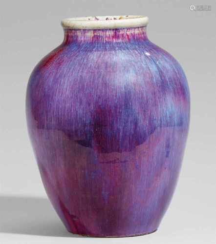 Große Vase mit flambé-Glasur. 18./19. Jh.Schultertopf mit wulstigem Rand, bis auf den Boden