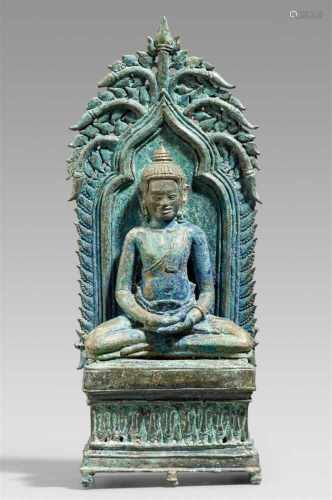 Buddha-Altar. Bronze. Kambodscha. Bayon-Stil. 12./13. Jh.3-tlg. Im Meditationssitz, die Hände in