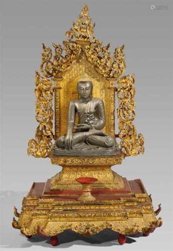 Monumentaler Altarthron (hpaya khan) mit Bronzefigur des Buddha Shakyamuni. Holz, Lack, Gold, Glas,