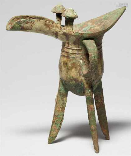 Weinbecher (jue). Bronze. Shang-Zeit, 11. Jh. v. Chr.Auf drei Dreikantbeinen, ein durch drei dünne