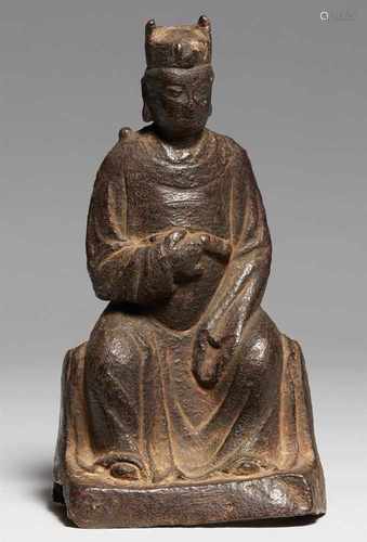 Buddhistischer Höllenkönig. Bronze. Ming-ZeitBreitbeinig auf einer Bank sitzend, mit der rechten