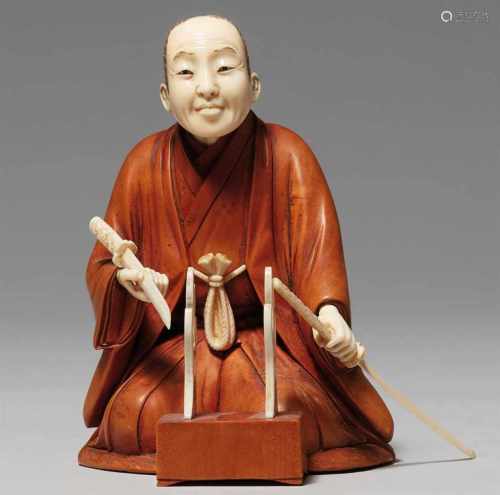 Okimono. Mann mit zwei Schwertern. Holz und Elfenbein. Um 1900Sign. auf eingelassenem roten