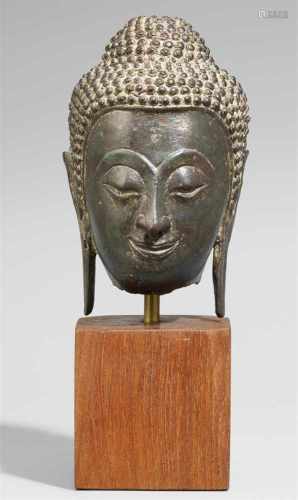 Kopf eines Buddha. Bronze. Thailand. Ayutthaya. Ca. 16. Jh.Ovaler Kopf mit stilisierten Brauen,