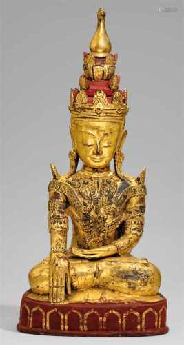 Großer Buddha im Fürstenschmuck. Papiermaché, vergoldet. Birma. 20. Jh.Im Meditationssitz auf