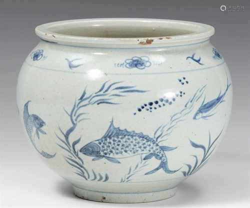 Blau-weiße Vase. KoreaBauchige Vase, dekoriert in Unterglasurblau mit Fischen und Wasserpflanzen.