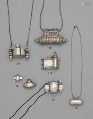 Lingam-Behälter. Silber. Südindien, KarnatakaZylindrisch mit konischen Endstücken, in Treibarbeit