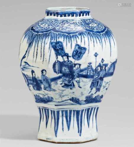 Blau-weiße Vase. Transitional-Zeit, 17. Jh.Achteckig, balusterfömige Vase mit kurzem Hals und