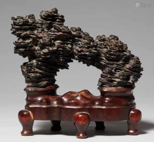 Gelehrtenstein aus Porzellan mit schwarzer Glasur. 20. Jh.Von bizarrer, länglicher Form, in der