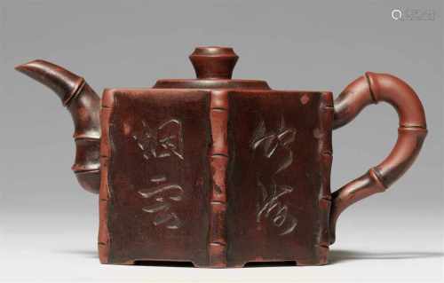 Yixing-Teekanne. Qing-Zeit (1644-1911)Sechseckige Kanne mit Bambus-Tülle und -Henkel, die
