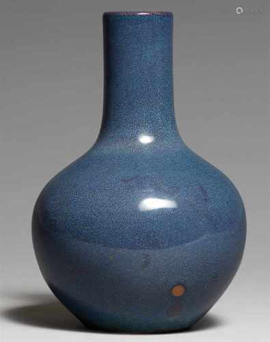 Blau glasierte Flaschenvase. Qing-Zeit (1644-1911)Kugeliger Körper mit zylindrischem Hals, ganz