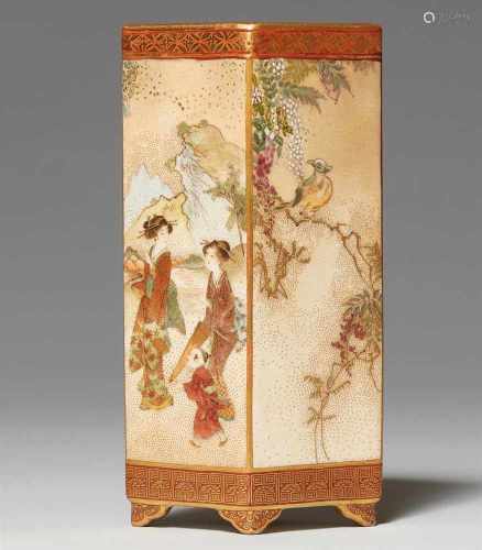 Rautenförmige Satsuma-Vase. Kyoto. Um 1900Bodenmarke: Seikozan, Shimazu-Wappen und das Logo der