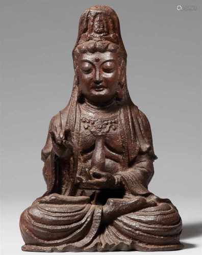 Figur des Bodhisattva Guanyin. Eisen. Ming-ZeitIm Meditationsitz, beide Hände in mudra, die linke