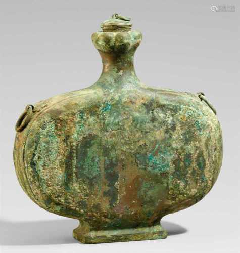 Flache Weinflasche (bianhu). Bronze. Im Stil der Han-ZeitAuf ausschwingendem rechteckigen Fuß,