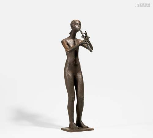 Klein, JürgenFrankfurt/Main 1904 - 1978Knabe mit Flöte. Bronze, braun patiniert. 78 x 21 x 30cm.