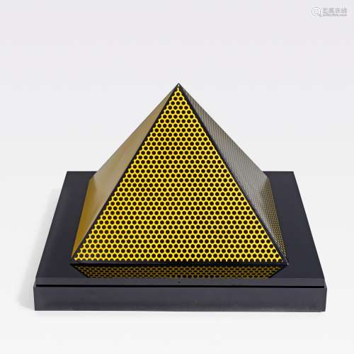 Lichtenstein, RoyNew York 1923 - 1997Pyramid. 1968. Farbserigrafie auf Karton, zu einer Pyramide