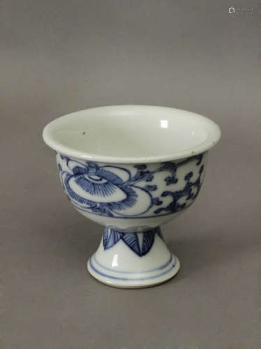 A 19th century Chinese Qing dinasty libation cup in white and blue porcelain