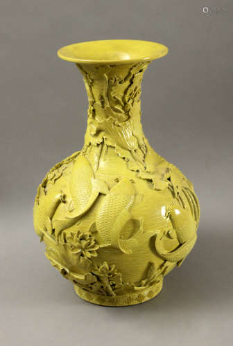 20th century Chinese porcelain in yellow porcelain