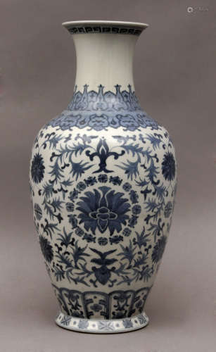 Early 20th century Chinese Republic period vase in porcelain