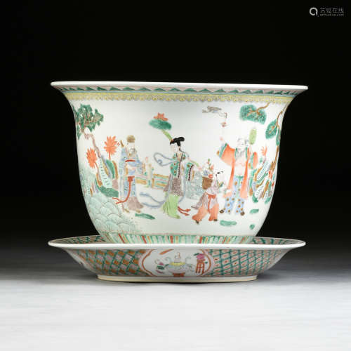 A LARGE CHINESE FAMILLE VERTE ENAMELLED PORCELAIN JARDINIERE AND PLATTER, LATE 20TH CENTURY, of