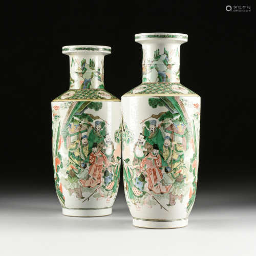 A PAIR OF FAMILLE VERTE ENAMELED PORCELAIN ROULEAU VASES, CHINESE, LATE QING DYNASTY (1644-1912),