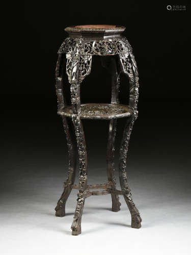 A TALL ANTIQUE CHINESE EXPORT BLACK LACQUERED CARVED WOOD PLANT STAND, ATTRIBUTED TO THE LATE QING