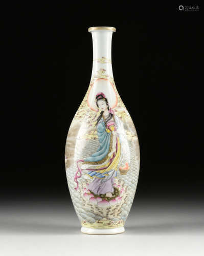 A CHINESE FAMILLE ROSE POLYCHROME ENAMELLED PORCELAIN VASE, UNDERGLAZE BLUE MARK, LATE 19TH/EARLY