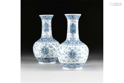 A PAIR OF CHINESE BLUE AND WHITE PORCELAIN VASES, BLUE SQUARE MARK,
MODERN,