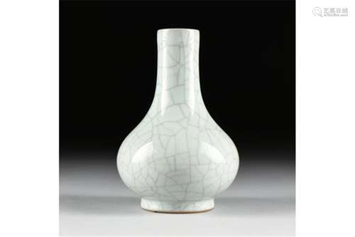 A SONG DYNASTY (960-1279) STYLE GUAN-TYPE BOTTLE VASE, CHINESE, GLAZED