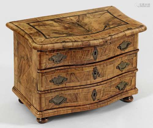 Barock Modellkommode Nussbaum, furniert. Gerader, …