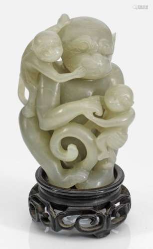 Jade Figur eines Affen mit Jungen Helle, seladongr…