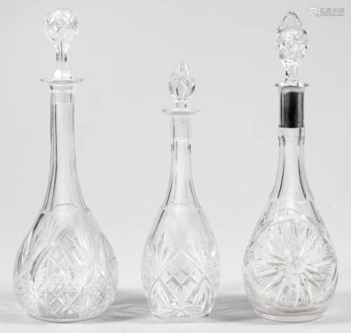 Drei Kristallglaskaraffen mit Stöpseln Tropfenform…