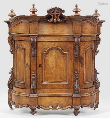 Barock Modellschrank Nussbaum, furniert. Bombierte…