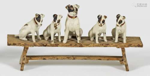 Miniatur Figurengruppe mit sechs Terriern auf eine…
