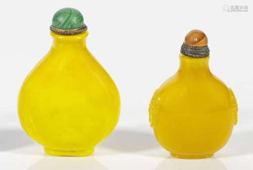 Zwei Pekingglas Snuffbottles Gelbes, dickwandiges …