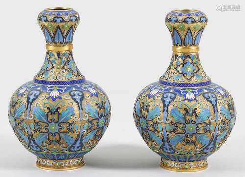 Paar Cloisonné Balustervasen Kupfer, polychromes E…