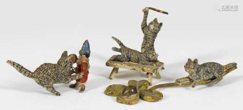 Drei Miniatur Katzenfiguren Wiener Bronze, farbig …