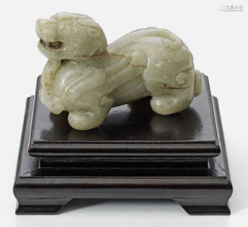 Jade Figur eines Fo Hundes im archaischen Stil Hel…
